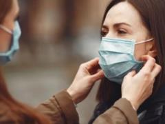Из-за роста заболеваемости COVID-19 медики советуют носить маски в людных местах