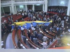 Украинский фотожурналист выставил на продажу уникальное фото из зала Верховной Рады, сделанное в 1991 году