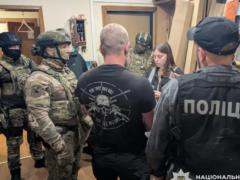Помогали переправлять мужчин за границу: в Украине проводят масштабные обыски — полиция