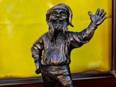 Во Вроцлаве установили бронзового гнома в вышиванке с украинским гербом