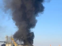 В порту Черноморска вспыхнул мощный пожар