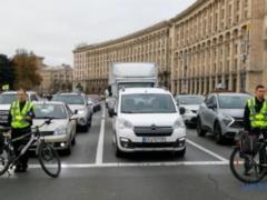 Возле Соломенской РГА в Киеве останавливали движение во время минуты молчания