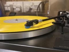 Полярники на  Академике Вернадском  показали свою коллекцию винила и рассказали о любимых пластинках