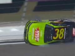 Как в кино: во время гонок машина пилота NASCAR прокатилась по борту трассы