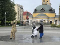 Скульптуры малышей-основателей Киева переодели по случаю Дня защитников и праздника Покрова