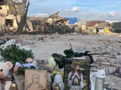 На Львовщине к дому, где из-за атаки РФ погибла семья, приносят цветы