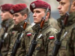 Поляки активно готуються до війни: навіть підлітки вчаться стріляти, стрибати з парашутом і керувати дронами