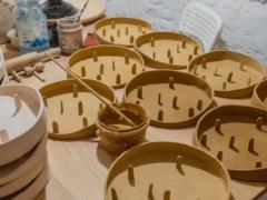 Посуда для ветеранов: керамистка из Луганска создает инклюзивные тарелки для защитников