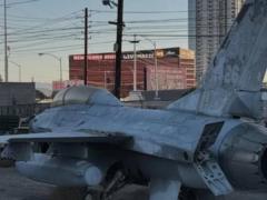 В Лас-Вегасе на мусорной свалке обнаружили истребитель F-16