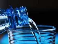 АМКУ оштрафовал трех производителей воды за неправдивую информацию о ее свойствах