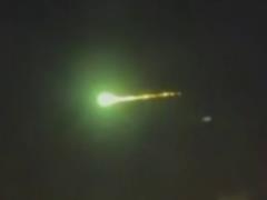 У небі над Москвою вибухнув метеорит: відео моменту