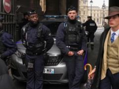 “Детектив” с вирусной фотографии возле ограбленного Лувра оказался школьником