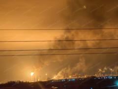 Влучання у кілька нафтових заводів у Росії, удари по енергетиці: подробиці та вогняні відео