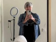 «Цифровая бабушка»: пенсионерка из Прикарпатья ведет блог, обучая сверстников пользоваться смартфоном