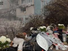 В Тернополе люди несут цветы и игрушки к дому, разрушенному российской ракетой