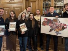 Хор  Гомін  встретился с Залужным во Львове и исполнил для него  Щедрик 