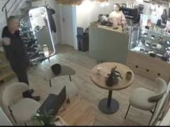 Люди, дети, б@ть, пропадают, а у вас - праздник, - посетителя ветеранского кафе во Львове возмутили новогодние украшения