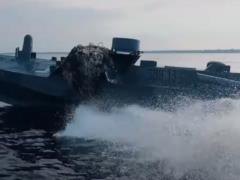 Дрони вдарили по великому НПЗ, авіаремонтному заводу та морському терміналу в РФ (відео)