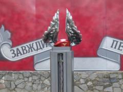 В Житомире установили памятник десантникам в виде берета, крыльев и меча