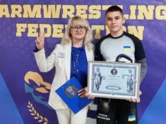 12-летний украинец установил мировой рекорд, выполнив 16 толчков гирей весом 32 кг