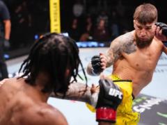 Украинский боец Амосов победил в дебютном поединке в UFC