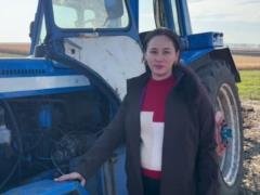 Беременная на тракторе: как учительница младших классов стала звездой тиктока