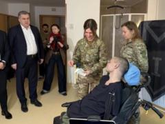 Руководители НБУ и Приватбанка лично извинились перед ветераном, которому отказали в выдаче карты