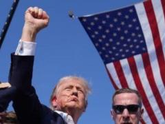 Трамп увіковічить себе з високо піднятим кулаком на нових смертоносних кораблях, але це ще не все