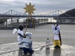 Скульптуры малышей-основателей Киева переодели в праздничные костюмы к Рождеству