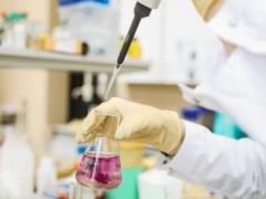 Медицинские прорывы-2025: научились «ремонтировать» ДНК, победили глухоту и заражение ВИЧ