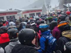 В Буковеле стартовал горнолыжный сезон - сотни людей стоят в очередях