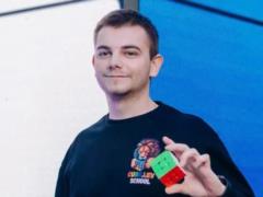 Рекордсмен Украины по спидкубингу: из 1500 кубиков Рубика составил портрет Кевина из «Сам дома»