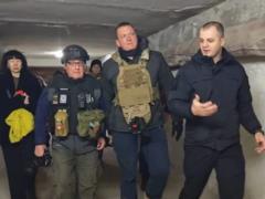 Говард Баффет посетил подземную больницу Херсона и детский праздник