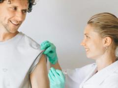 Календарь прививок для взрослых: от дифтерии каждые 10 лет, а от гриппа каждый год