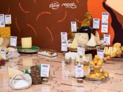 Черный чеддер и «Говерла» с плесенью: 65 лучших украинских сыров на Сырной карте