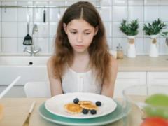 Ребенок отказывается есть обычную еду: почему это происходит и что делать родителям?