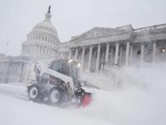 У США сніговий колапс: мільйон жителів без світла, транспорт паралізований, є загиблі (фото, відео)