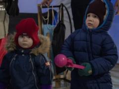 Как уберечь ребенка от холода, когда зима за окном и в квартире: советы педиатра