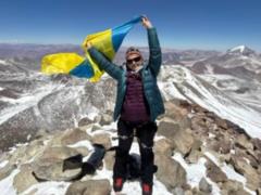 Украинка покорила самый высокий вулкан планеты и развернула желто-голубой флаг