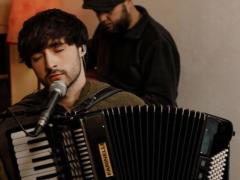  Герцы : KHAYAT впервые презентовал акустическую версию своей популярной песни