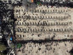 В Ірані ховають дівчат, які загинули внаслідок авіаудару по початковій школі (відео)