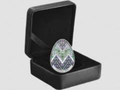 Канада выпустила коллекционную серебряную монету в форме украинской писанки