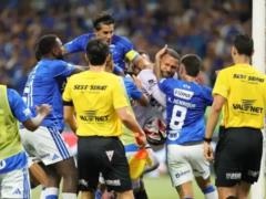 Матч чемпионата Бразилии завершился масштабной дракой и 23 удалениями