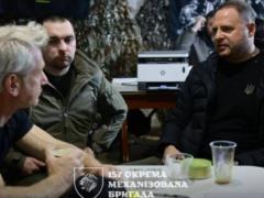 Шон Пенн в компании Ермака посетил бойцов подразделения 157 ОМБр в Славянске