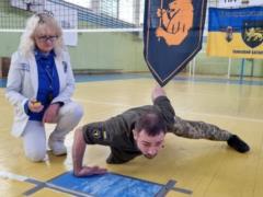 Во Львовской области военный отжался на тыльной стороне ладони рекордное количество раз