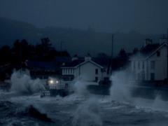 Повені, скасовані потяги й тисячі людей без світла: шторм  Дейв  лютує у Швеції після Ірландії
