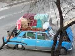 70-летний переселенец из Донбасса вывез с собой  всю жизнь , собаку и кур в одном автомобиле