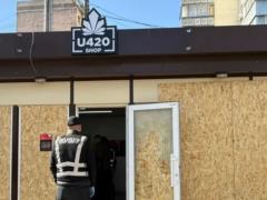 В магазинах U420, которые продавали опасную продукцию под видом  сувениров , полиция проводит обыски