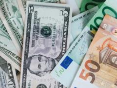 Что будет с долларом и евро до конца мая: покупать или ждать