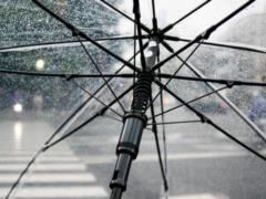 В Киеве выпал град, а область накрыла пылевая буря